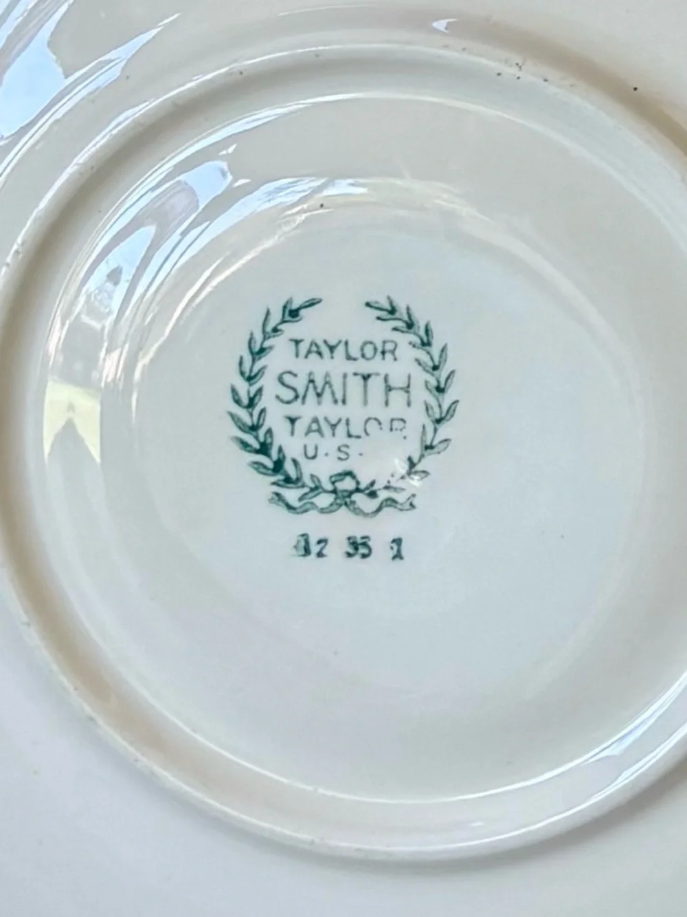 Vintage Taylor Smith & Taylor China USA Silhouette Pattern 2 Tea Cups 2 Saucers